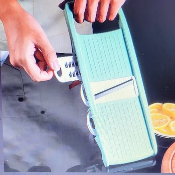 8 PIECE MULTIFUNCTIONAL VEGGIE CUTTER, SLICER, GRATER STAINLESS STEEL BLADES - Picture 3 of 5